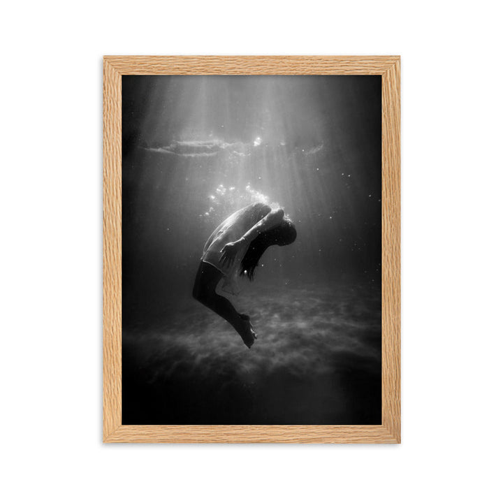 Poster mit Rahmen - girl in the water Oak / 30×40 cm artlia