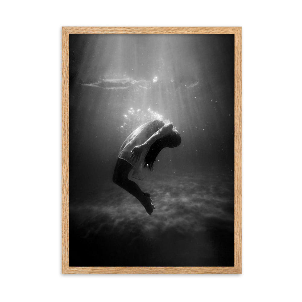 Poster mit Rahmen - girl in the water Oak / 50×70 cm artlia