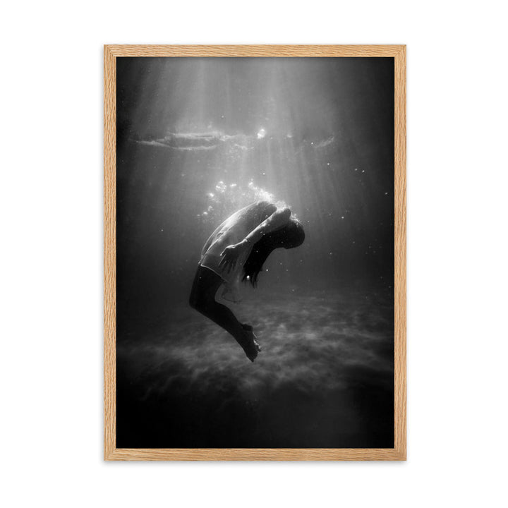 Poster mit Rahmen - girl in the water Oak / 50×70 cm artlia