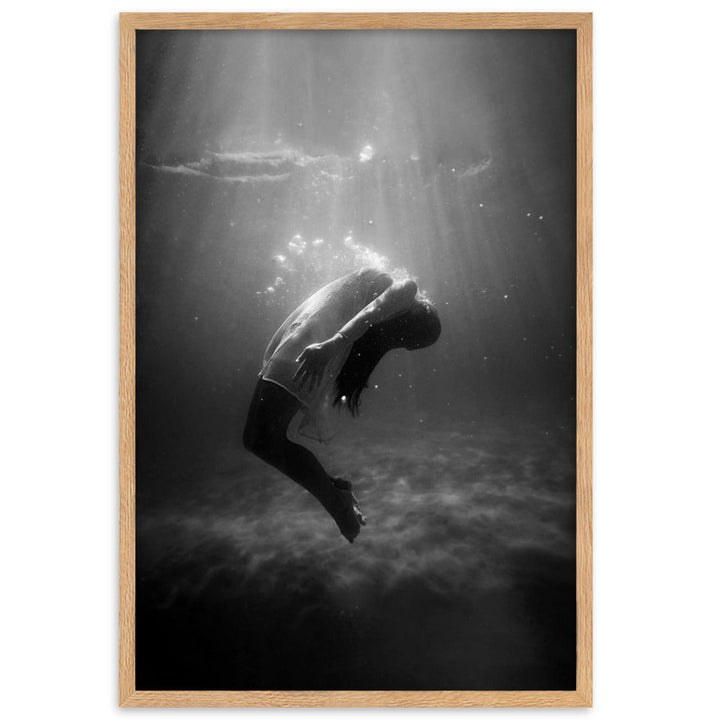Poster mit Rahmen - girl in the water Oak / 61×91 cm artlia