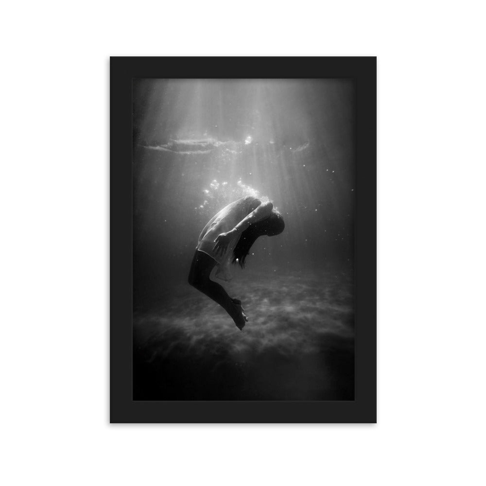 Poster mit Rahmen - girl in the water Schwarz / 21×30 cm artlia