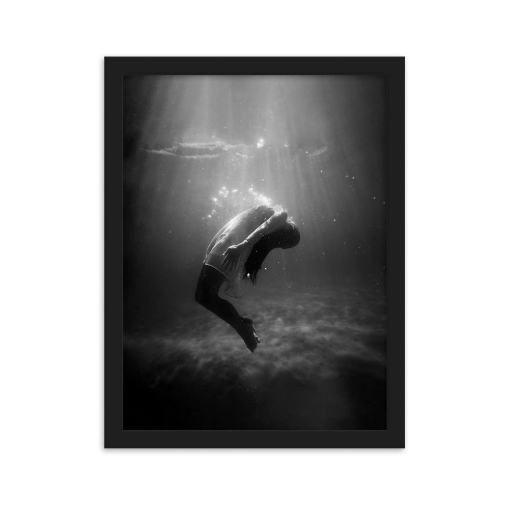 Poster mit Rahmen - girl in the water Schwarz / 30×40 cm artlia