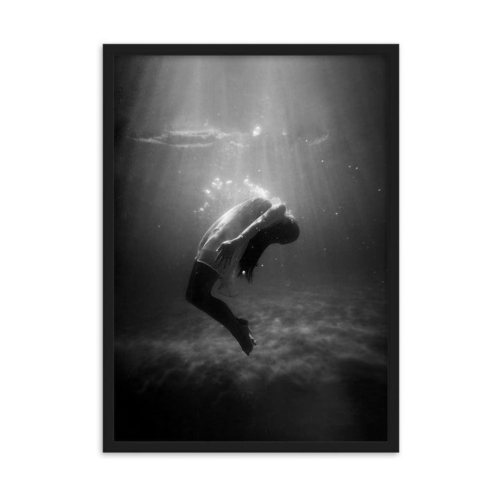 Poster mit Rahmen - girl in the water Schwarz / 50×70 cm artlia