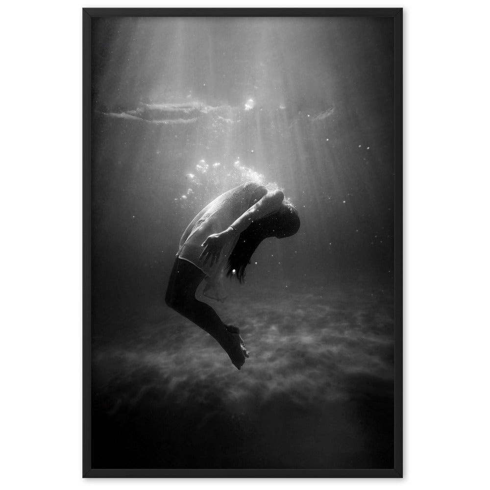 Poster mit Rahmen - girl in the water Schwarz / 61×91 cm artlia
