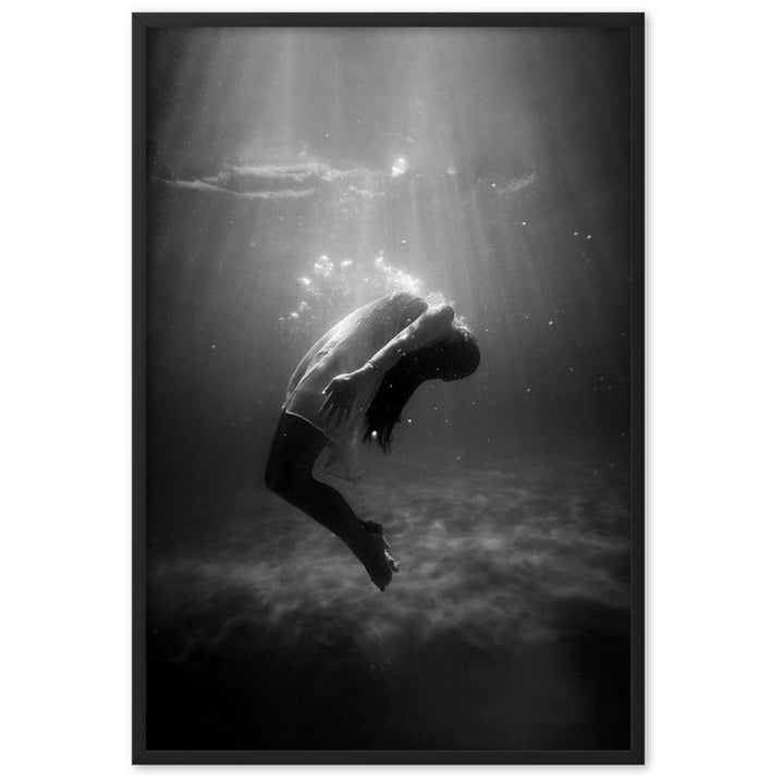 Poster mit Rahmen - girl in the water Schwarz / 61×91 cm artlia