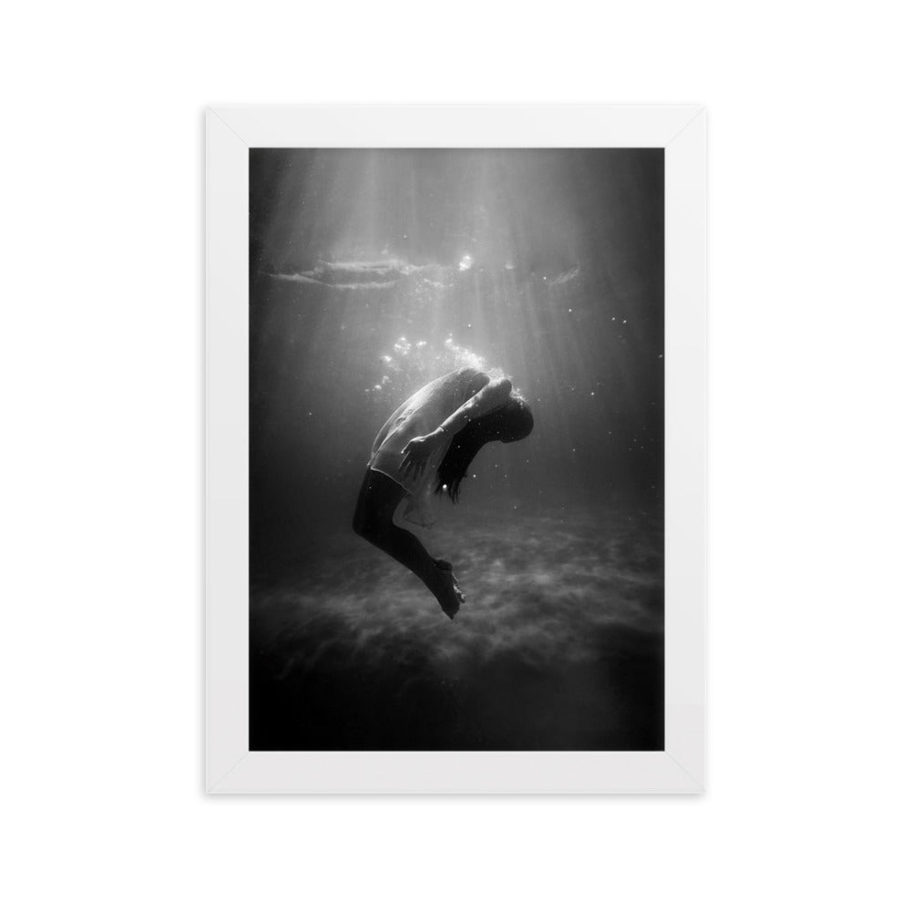 Poster mit Rahmen - girl in the water Weiß / 21×30 cm artlia