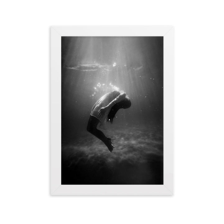 Poster mit Rahmen - girl in the water Weiß / 21×30 cm artlia