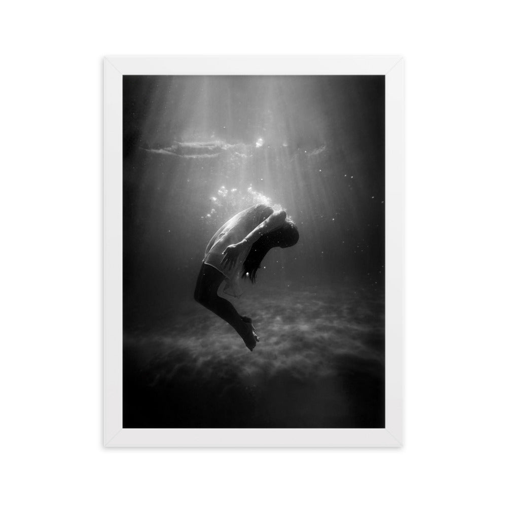 Poster mit Rahmen - girl in the water Weiß / 30×40 cm artlia