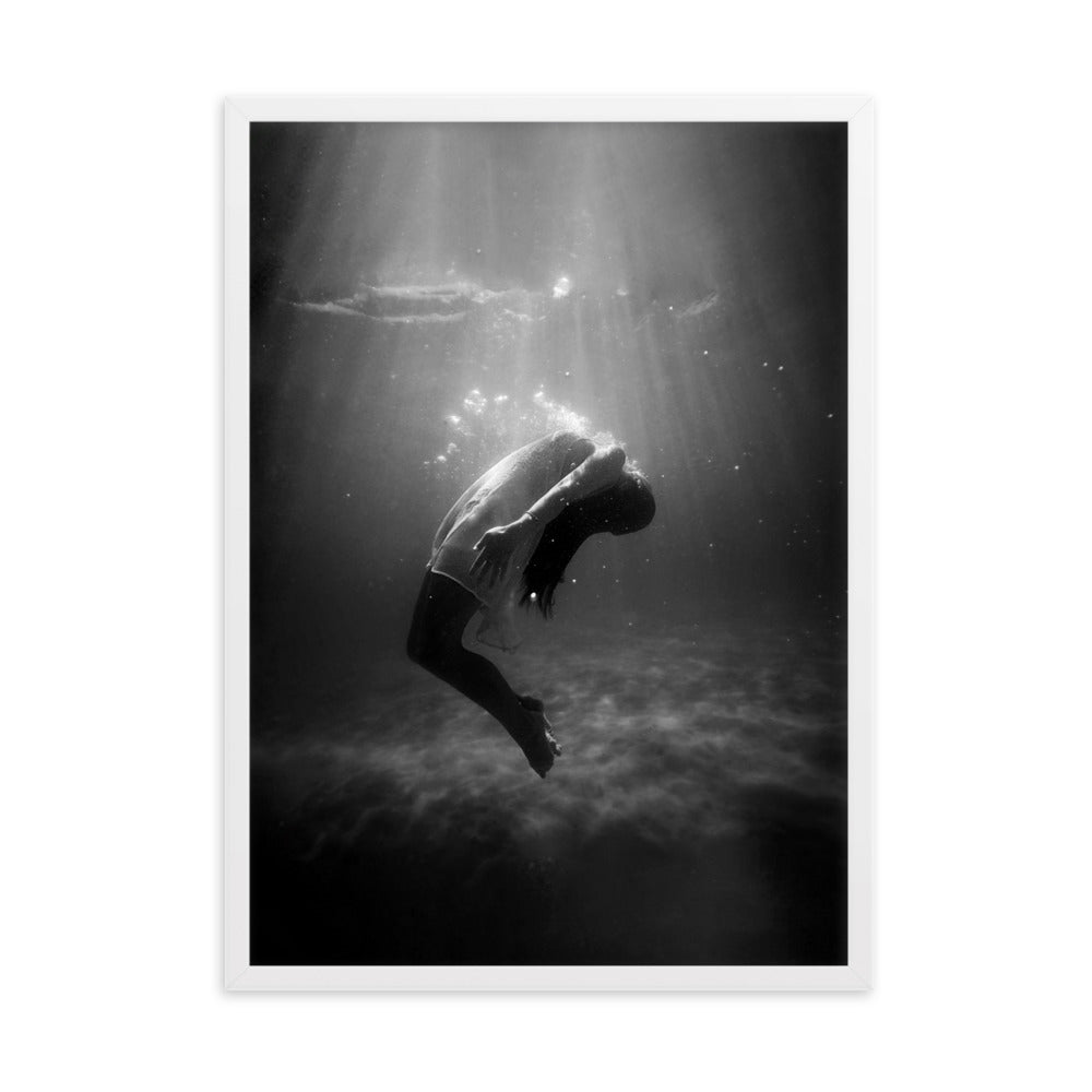 Poster mit Rahmen - girl in the water Weiß / 50×70 cm artlia