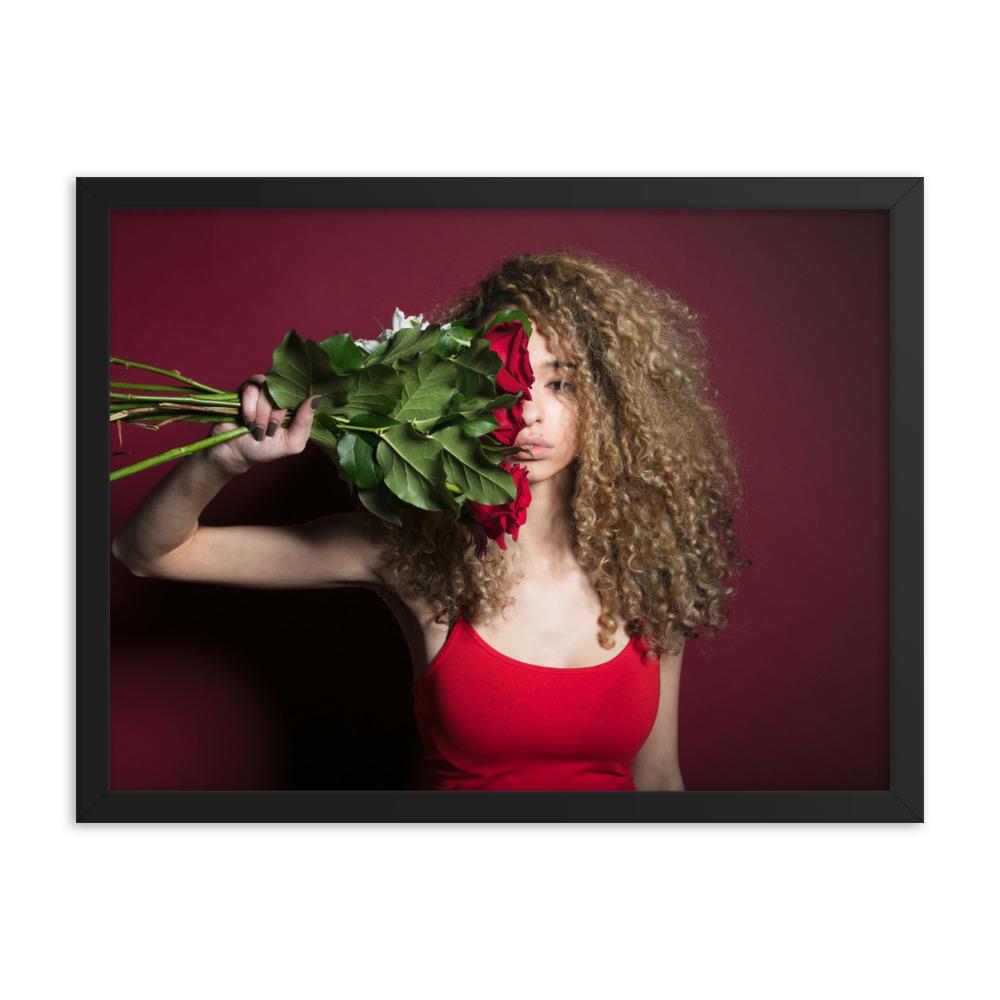 Amelia mit Rosen - Poster im Rahmen schwarz / 30x41 cm artlia