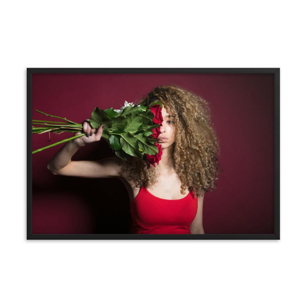 Amelia mit Rosen - Poster im Rahmen schwarz / 61x91 cm artlia
