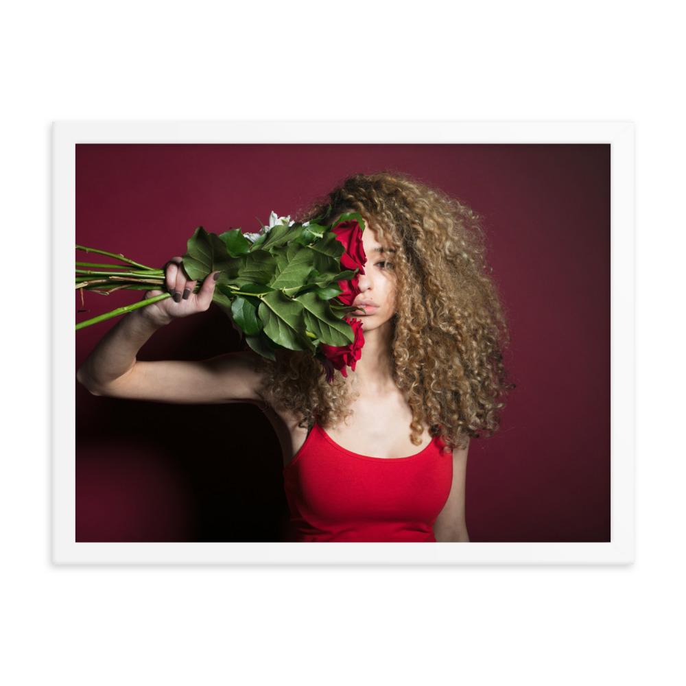 Amelia mit Rosen - Poster im Rahmen weiß / 30x41 cm artlia