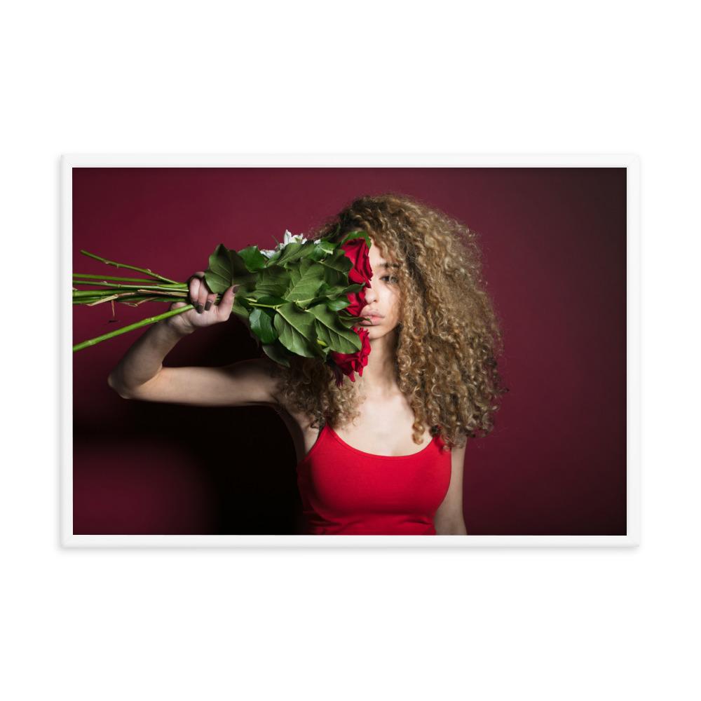 Amelia mit Rosen - Poster im Rahmen weiß / 61x91 cm artlia