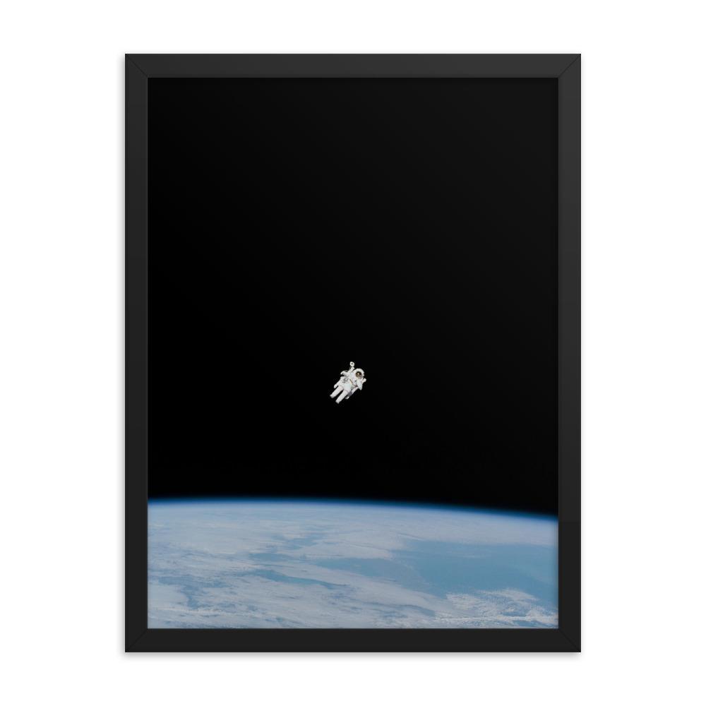 Astronaut im Weltraum - Poster im Rahmen schwarz / 30x41 cm artlia