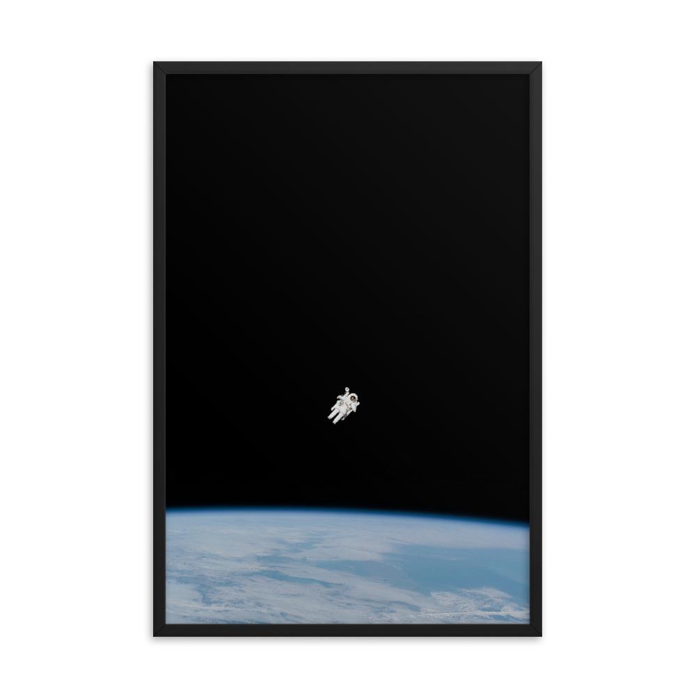 Astronaut im Weltraum - Poster im Rahmen schwarz / 61x91 cm artlia