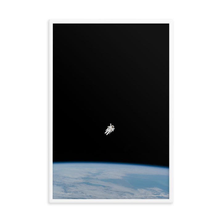 Astronaut im Weltraum - Poster im Rahmen weiß / 61x91 cm artlia