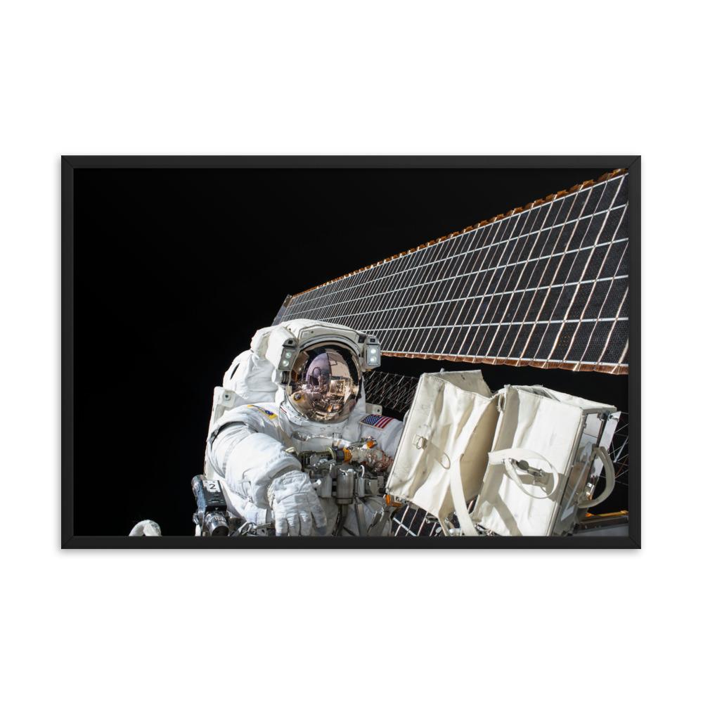 Astronaut - Poster im Rahmen schwarz / 61x91 cm artlia