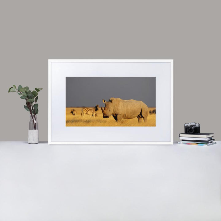 Das Nashorn - Poster im Rahmen mit Passepartout artlia