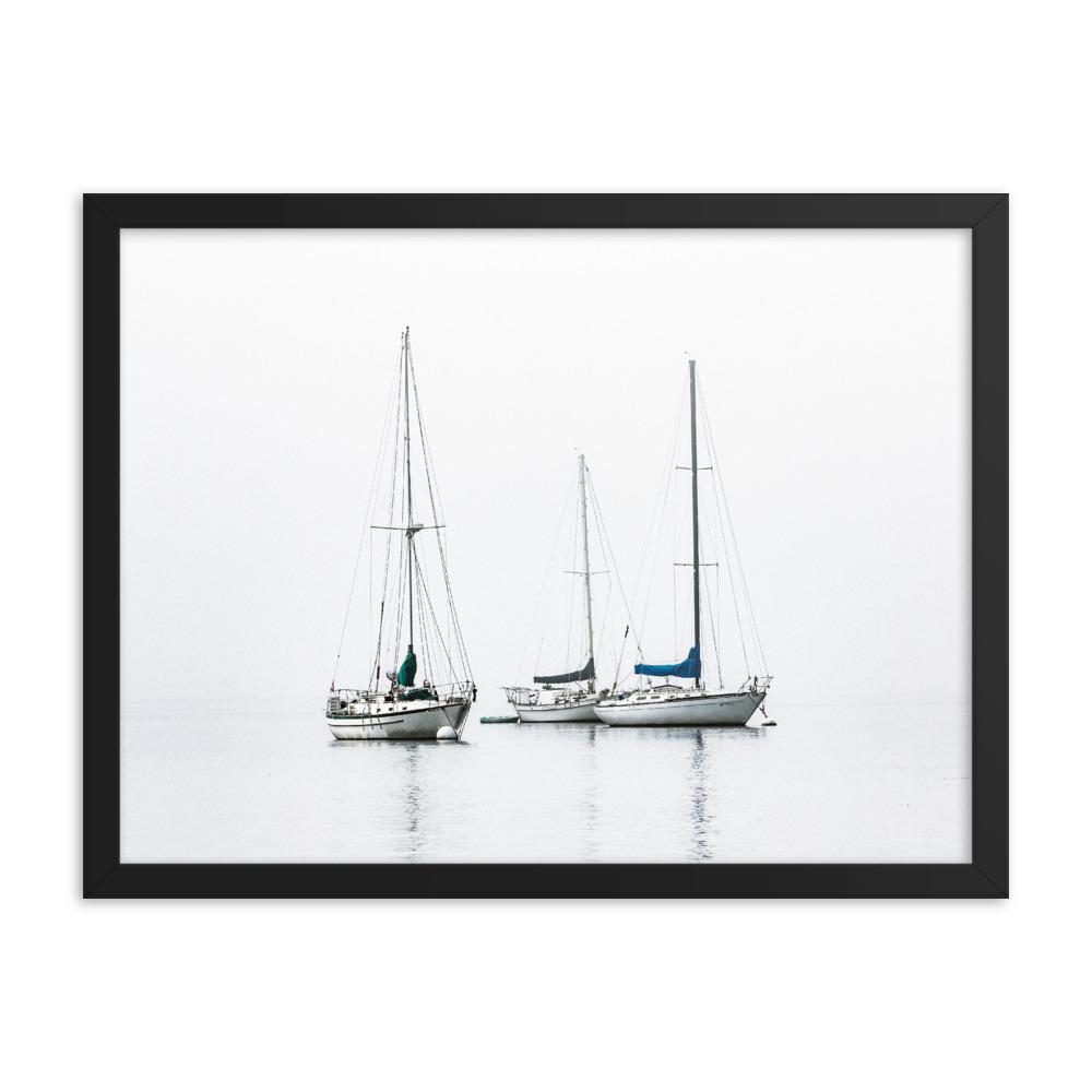 drei Segelboote - Poster im Rahmen schwarz / 30x41 cm artlia