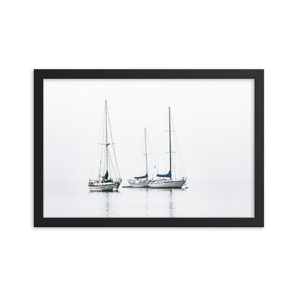 drei Segelboote - Poster im Rahmen schwarz / 30x45 cm artlia