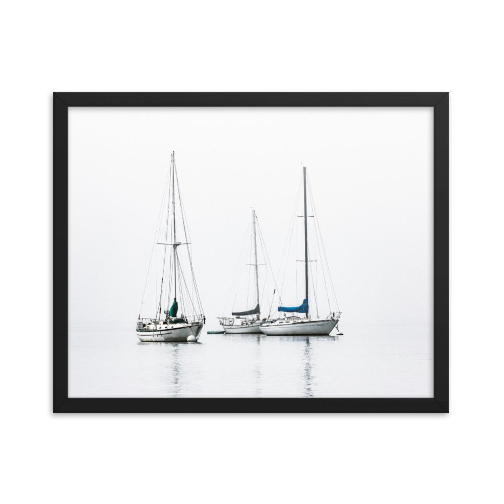 drei Segelboote - Poster im Rahmen schwarz / 41x51 cm artlia