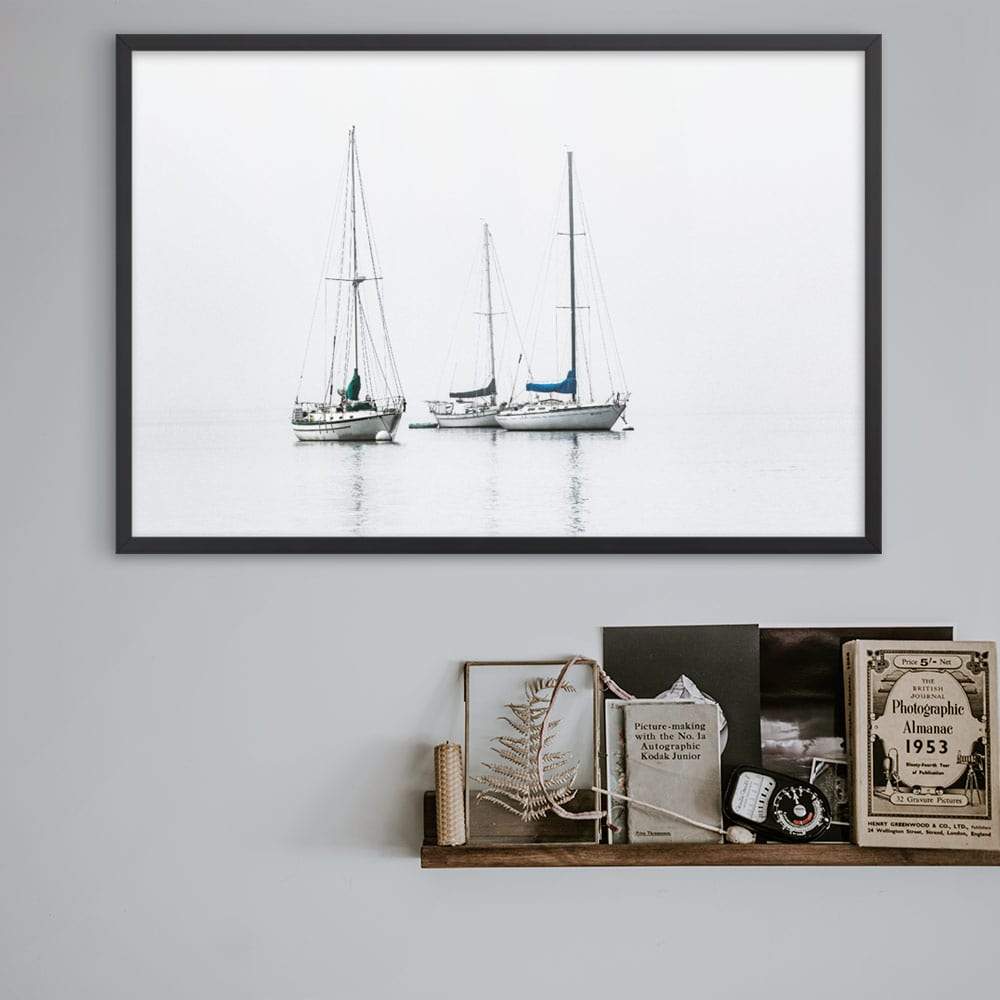 drei Segelboote - Poster im Rahmen schwarz / 61x91 cm artlia