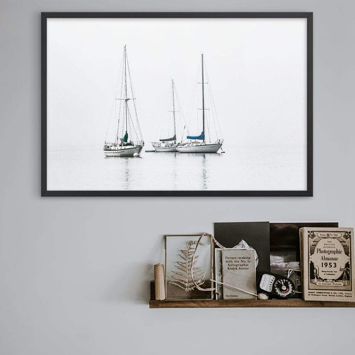 drei Segelboote - Poster im Rahmen schwarz / 61x91 cm artlia
