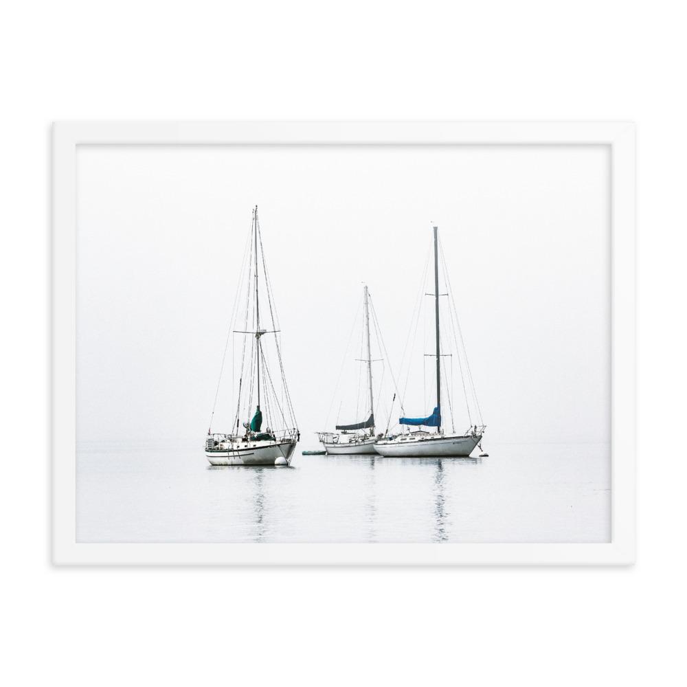 drei Segelboote - Poster im Rahmen weiß / 30x41 cm artlia