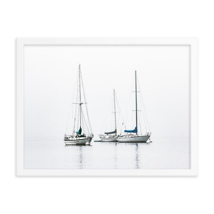 drei Segelboote - Poster im Rahmen weiß / 30x41 cm artlia