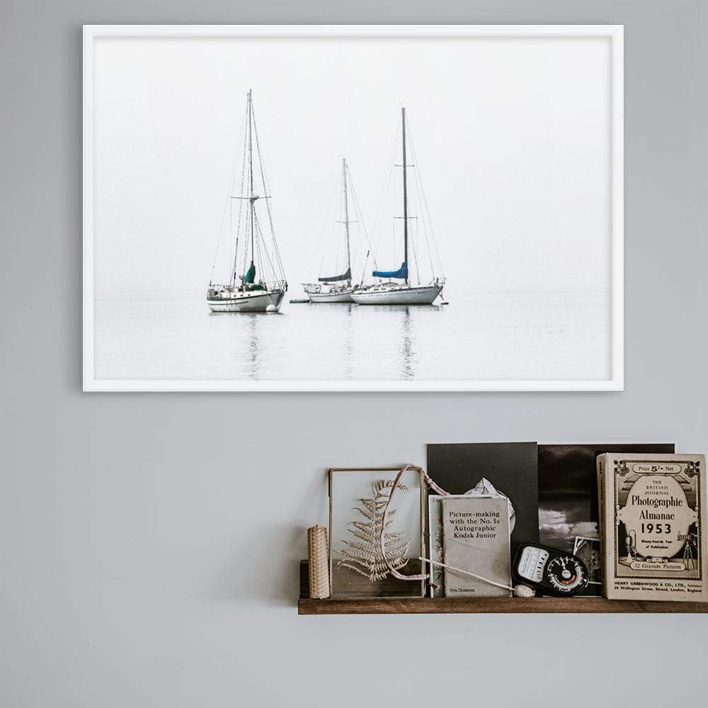 drei Segelboote - Poster im Rahmen weiß / 61x91 cm artlia