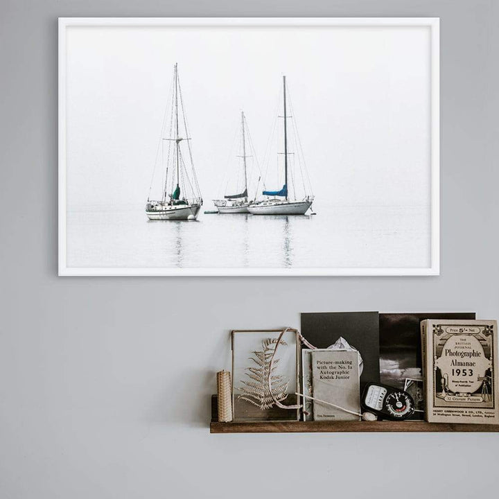 drei Segelboote - Poster im Rahmen weiß / 61x91 cm artlia