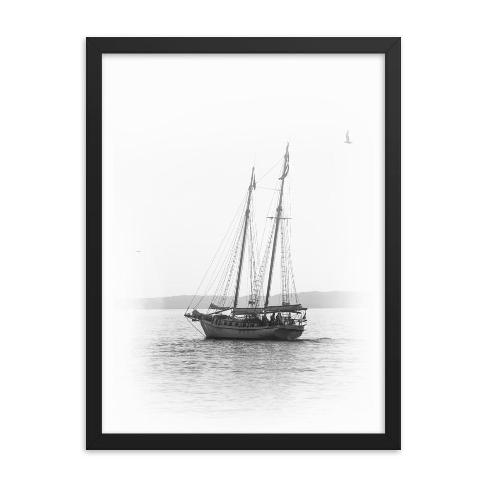 ein Segelboot - Poster im Rahmen schwarz / 30x41 cm artlia