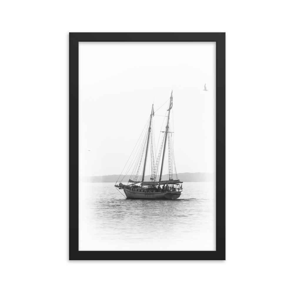 ein Segelboot - Poster im Rahmen schwarz / 30x45 cm artlia