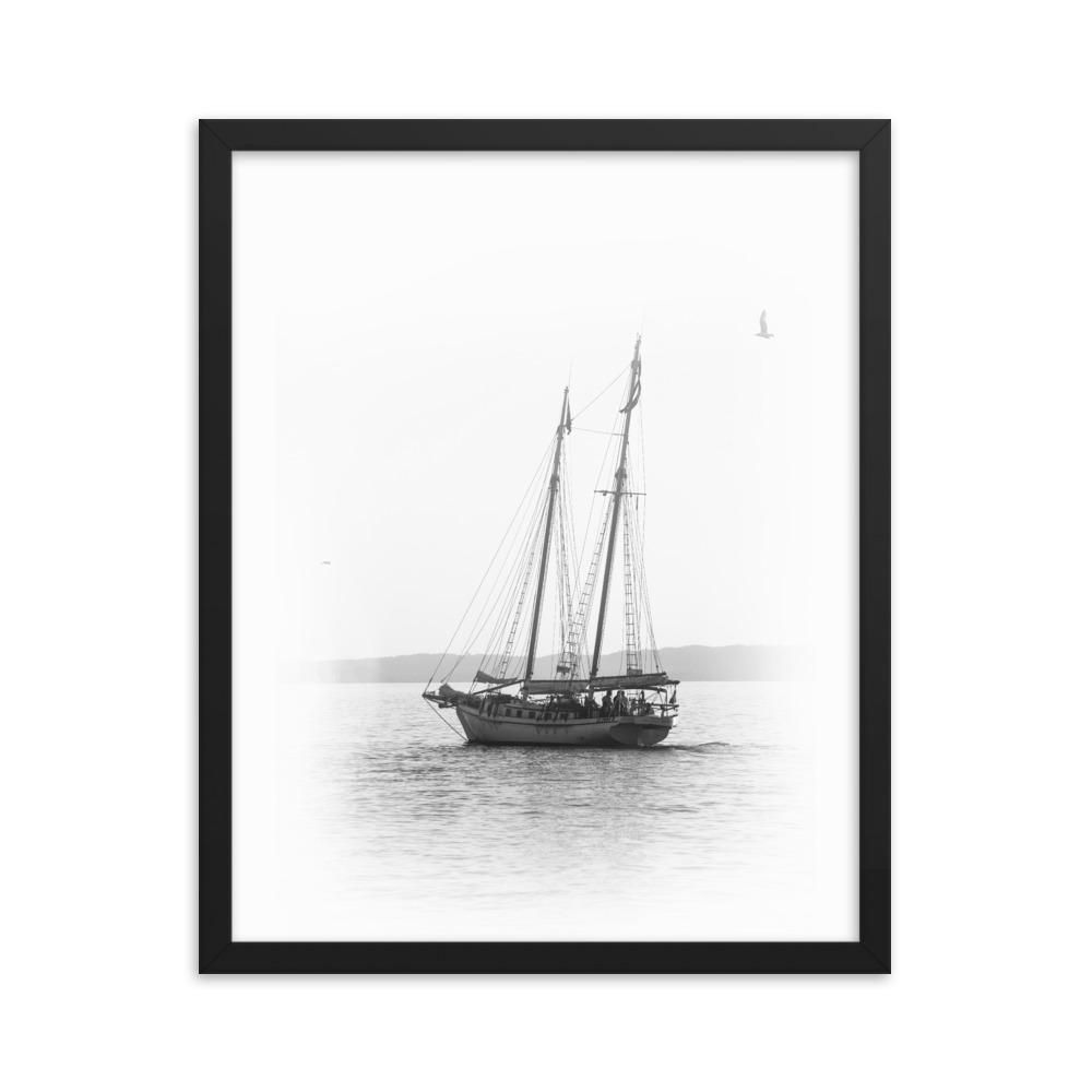ein Segelboot - Poster im Rahmen schwarz / 41x51 cm artlia