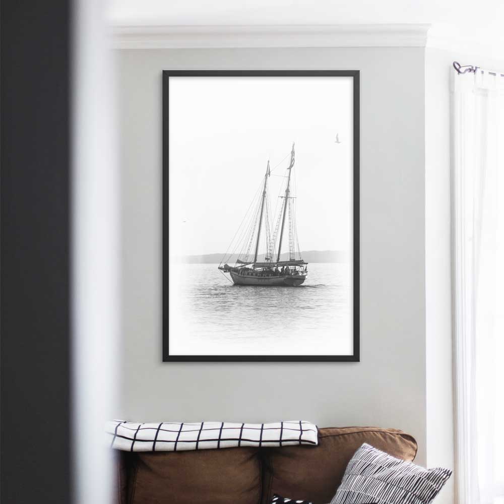 ein Segelboot - Poster im Rahmen schwarz / 61x91 cm artlia