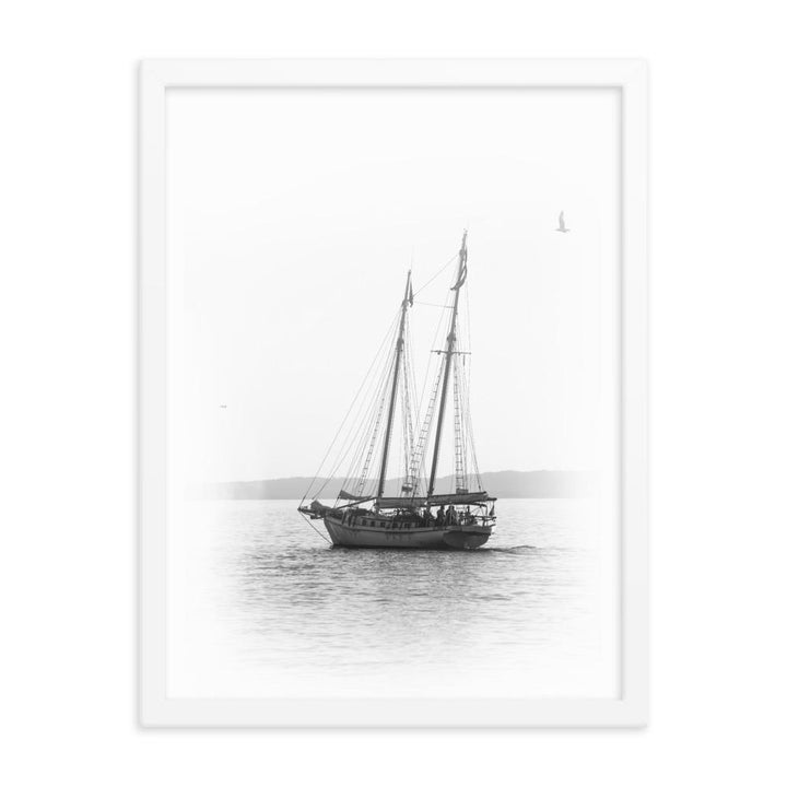 ein Segelboot - Poster im Rahmen weiß / 30x41 cm artlia
