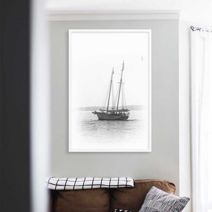 ein Segelboot - Poster im Rahmen weiß / 61x91 cm artlia