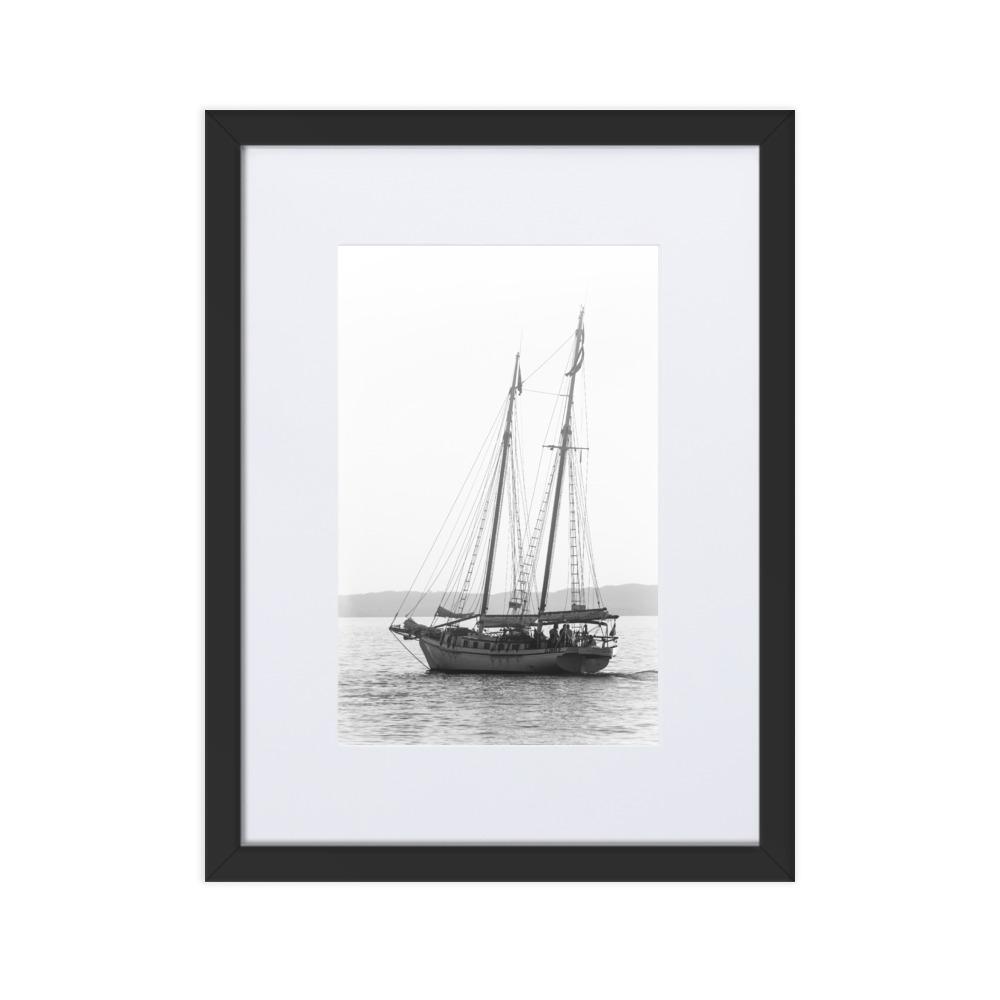 ein Segelboot - Poster im Rahmen mit Passepartout schwarz / 30×40 cm artlia