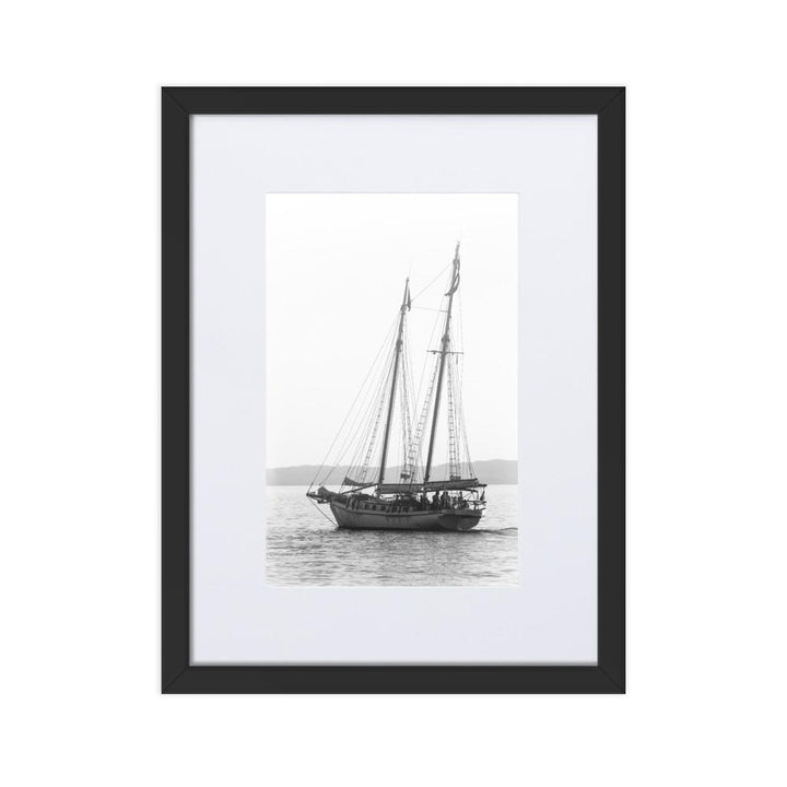 ein Segelboot - Poster im Rahmen mit Passepartout schwarz / 30×40 cm artlia