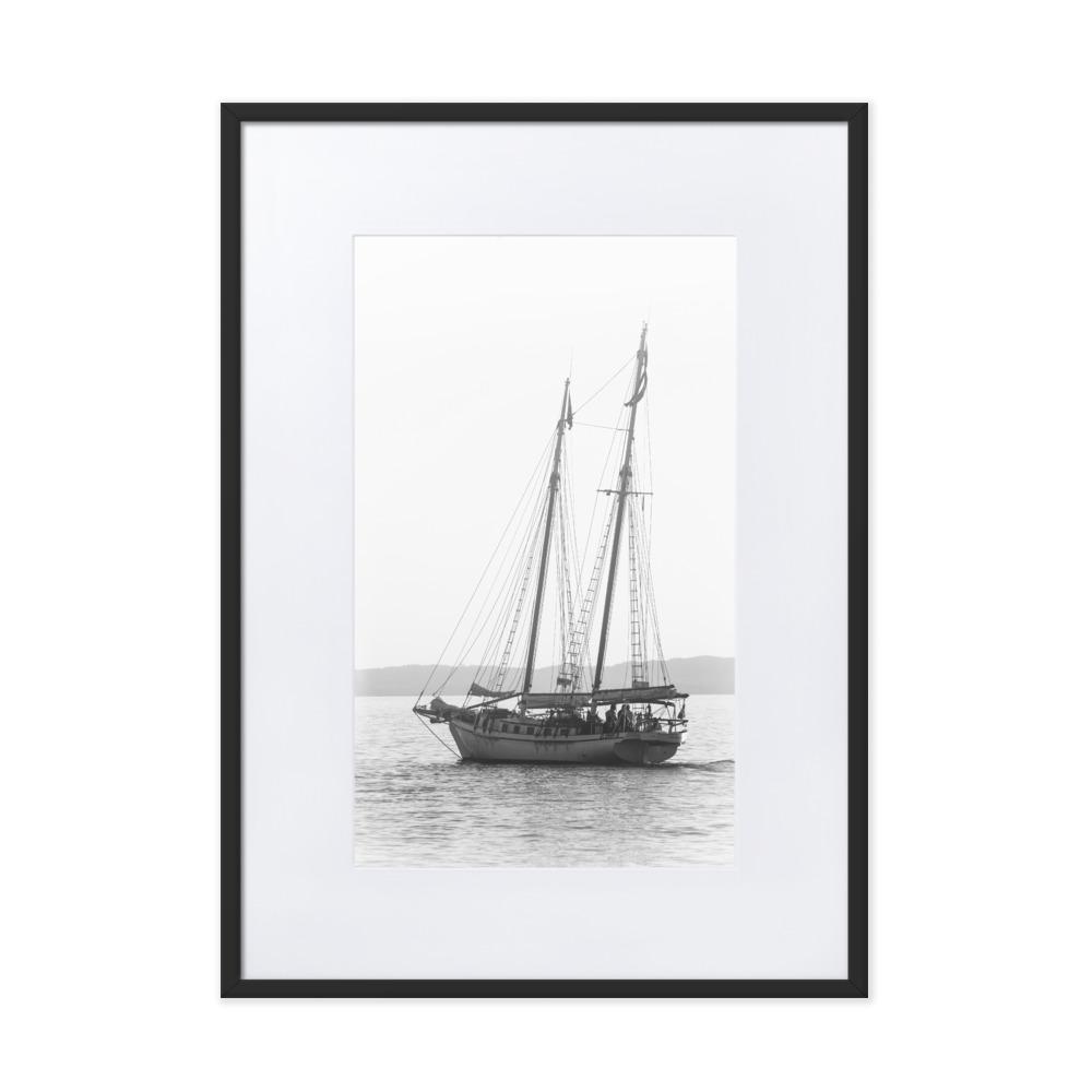 ein Segelboot - Poster im Rahmen mit Passepartout schwarz / 50×70 cm artlia