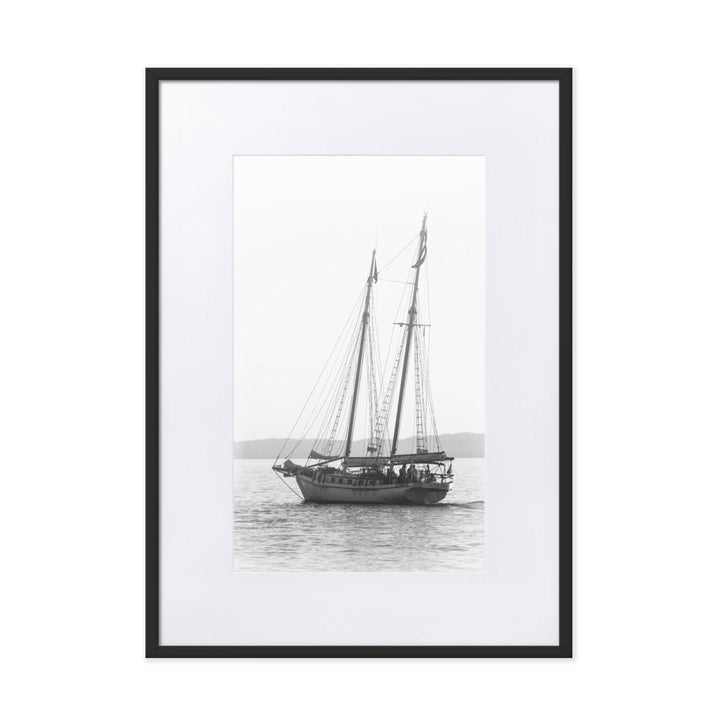 ein Segelboot - Poster im Rahmen mit Passepartout schwarz / 50×70 cm artlia