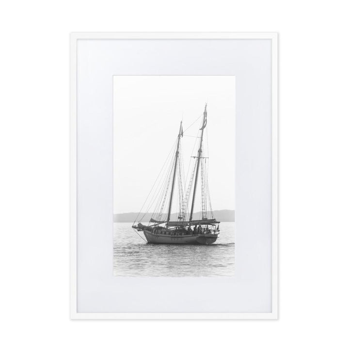 ein Segelboot - Poster im Rahmen mit Passepartout weiß / 50×70 cm artlia