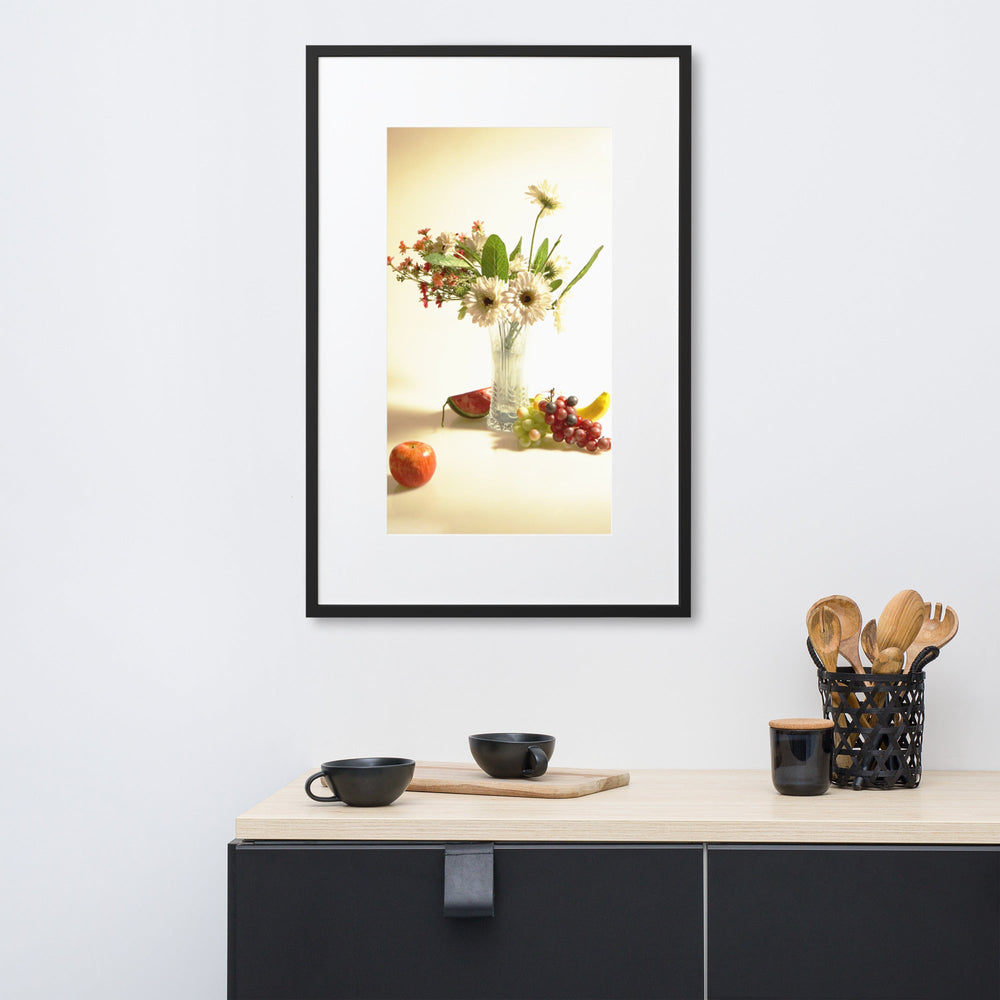 Flower Vase - Poster im Rahmen mit Passepartout artlia