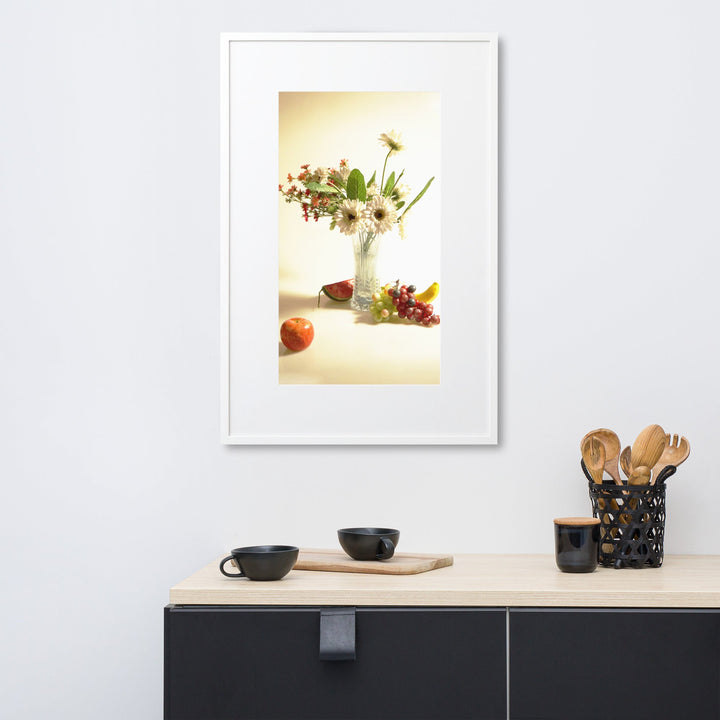 Flower Vase - Poster im Rahmen mit Passepartout artlia