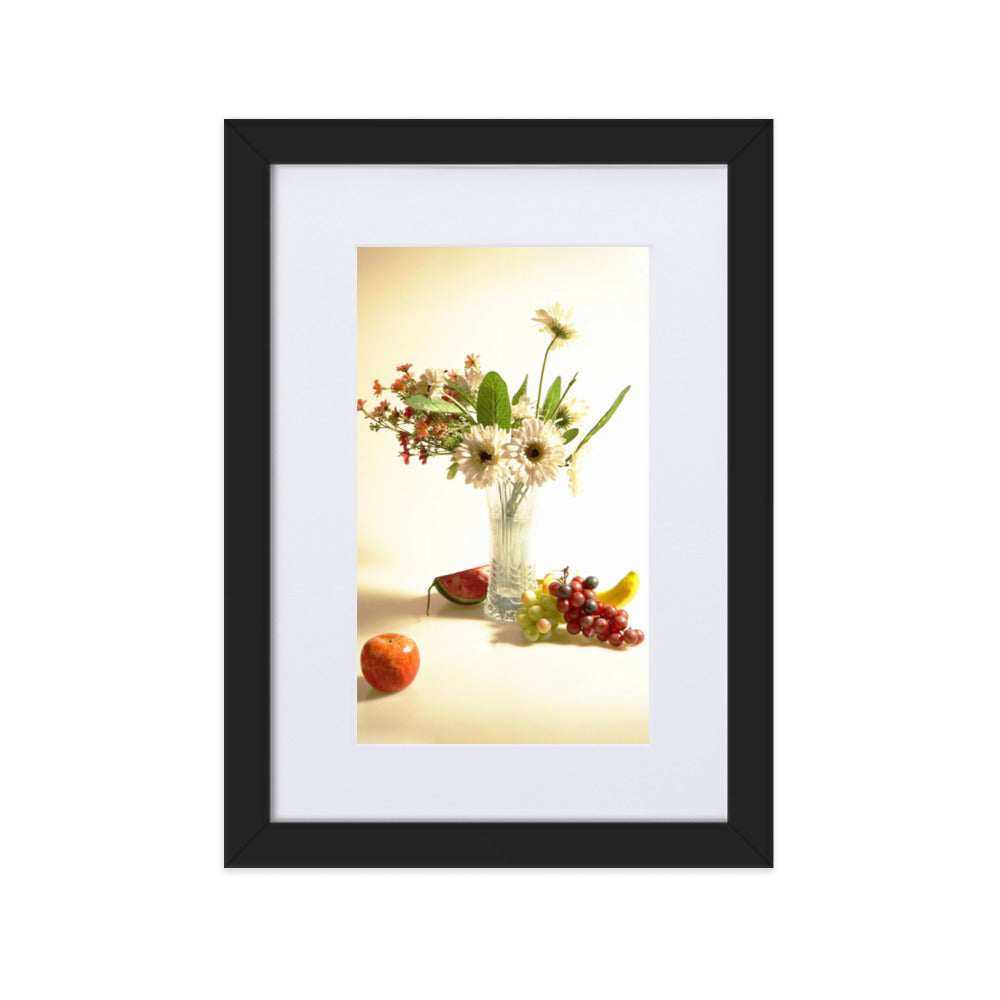 Flower Vase - Poster im Rahmen mit Passepartout Schwarz / 21×30 cm artlia