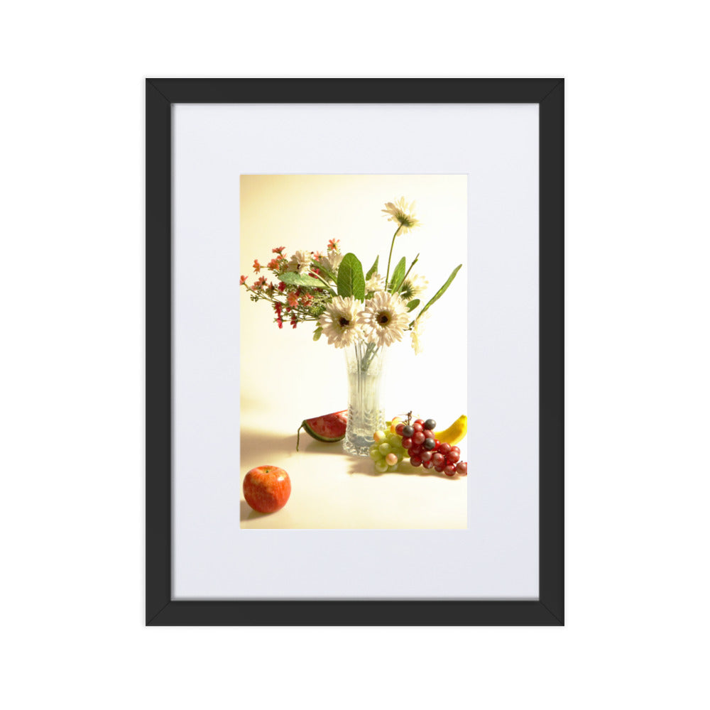 Flower Vase - Poster im Rahmen mit Passepartout Schwarz / 30×40 cm artlia