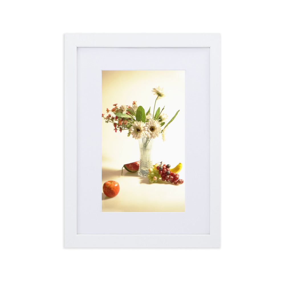 Flower Vase - Poster im Rahmen mit Passepartout Weiß / 21×30 cm artlia