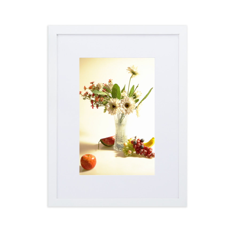 Flower Vase - Poster im Rahmen mit Passepartout Weiß / 30×40 cm artlia