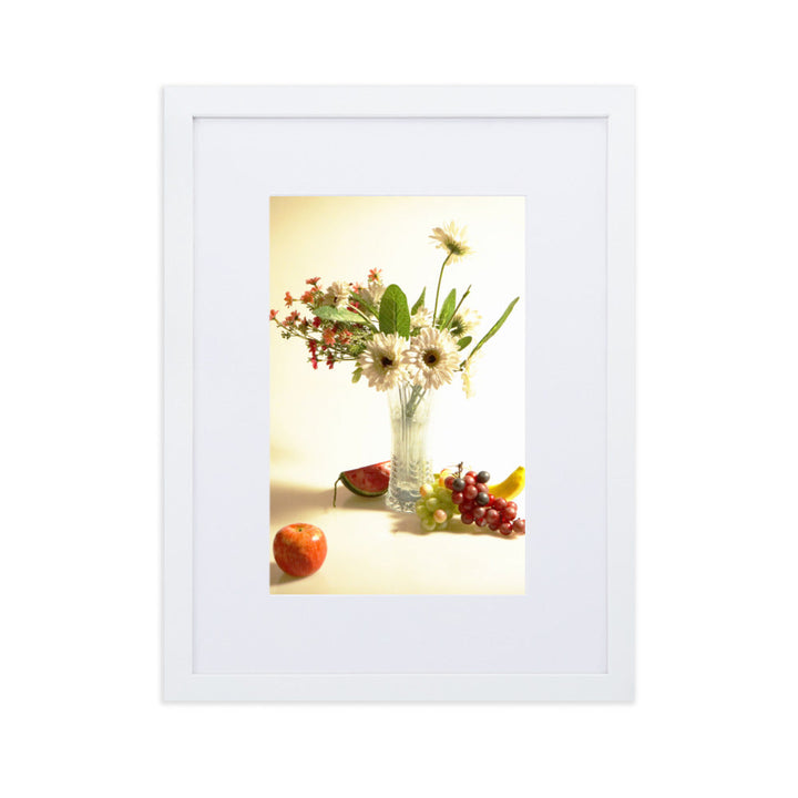 Flower Vase - Poster im Rahmen mit Passepartout Weiß / 30×40 cm artlia