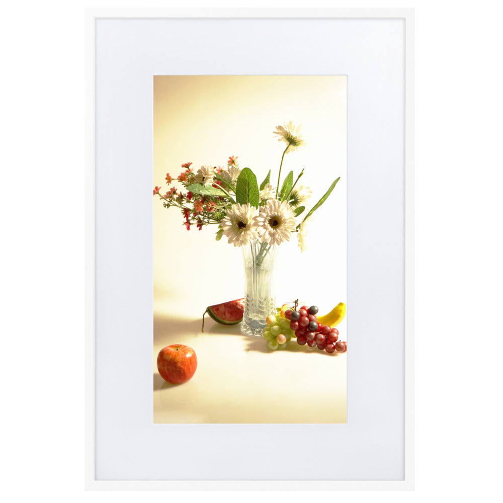 Flower Vase - Poster im Rahmen mit Passepartout Weiß / 61×91 cm artlia